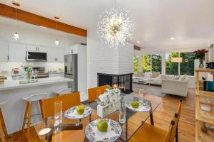 Kuchyň nebo kuchyňský kout v ubytování Luxury Retreat-3 miles to airport 12 miles to Seattle