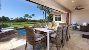 Posezení v ubytování PARADISE AWAITS Idyllic 4BR Single-Level KaMilo Home with Private Pool