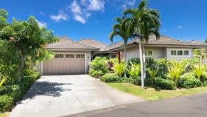 a house with a palm tree and a driveway at PUALANI VILLA Single Level 4BR KaMilo Home with Pool and Cottage in Waikoloa