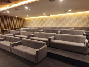 a large waiting room with couches and chairs at Sense Coliving Ecuador Residences & Convention in Quito