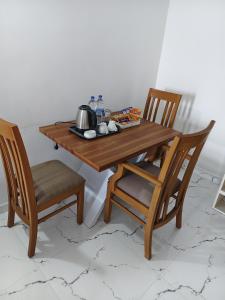 グルヴァイアールにあるKrishna Sannidhiの木製テーブル(椅子2脚、お茶ポット付)