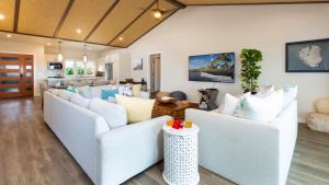 Posezení v ubytování STARRY NIGHTS Dreamy 4BR Ainamalu Home with Mountain View