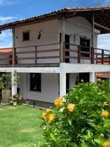 ein Haus mit einem Vogel auf dem Dach in der Unterkunft Casa Sun and Sea in Salinópolis