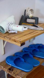 a wooden shelf with blue plates on it at Homestay Nhà Của Gạo in Ấp Thiẹn Ái