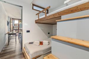 Cette petite chambre comprend un lit et un escalier. dans l'établissement Studio Valleverde 21D Ski In Ski Out - Happy Rentals, à Borgata Sestriere