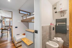 une salle de bain avec un lavabo et des toilettes dans une chambre dans l'établissement Studio Valleverde 21D Ski In Ski Out - Happy Rentals, à Borgata Sestriere
