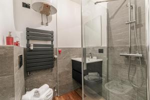 une salle de bains avec douche, toilettes et lavabo dans l'établissement Studio Valleverde 21D Ski In Ski Out - Happy Rentals, à Borgata Sestriere