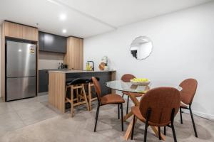 Η κουζίνα ή μικρή κουζίνα στο Braddon Bright Nights at Midnight - 1 Parking Spot