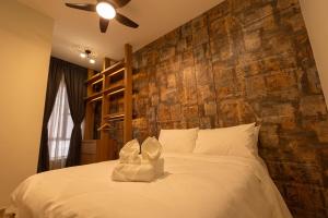 a bedroom with a large bed with a stone wall at #15mins walk to Kea Farm#4bedrooms4bathrooms#10pax in Brinchang