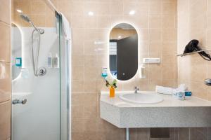 een badkamer met wastafel en douche bij Cosmo on Bank in Adelaide +29 foto's