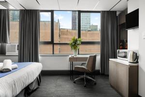 Postel nebo postele na pokoji v ubytování Cosmo on Bank