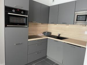 a kitchen with a sink and a microwave at Studio à Gourette avec piscine, 6 pers - Animaux admis - FR-1-860-44 in Gourette