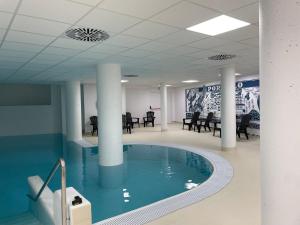 Bazén v ubytování Studio à Gourette avec piscine, 4 pers - FR-1-860-45 nebo v jeho okolí