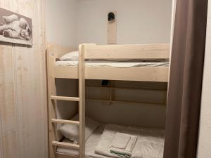 Postel nebo postele na pokoji v ubytování Studio à Gourette avec piscine, 4 pers - FR-1-860-45 + 3 fotografie