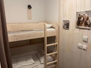 Ένα ή περισσότερα κρεβάτια σε δωμάτιο στο Studio cosy à Gourette avec accès piscine, 4 pers - FR-1-860-53 +4 φωτογραφίες