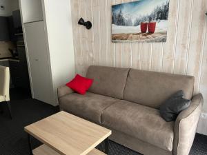 a living room with a couch and a table at Studio avec piscine pour 4 pers, animaux admis, Gourette - FR-1-860-49 in Gourette