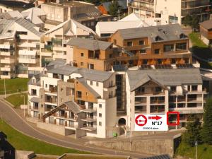 an overhead view of a building in a city at Studio avec piscine pour 4 pers, animaux admis, Gourette - FR-1-860-49 in Gourette