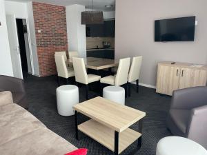 a living room with a table and chairs and a couch at Appartement spacieux 8 pers, vue pistes, animaux admis, Gourette - FR-1-860-57 in Gourette