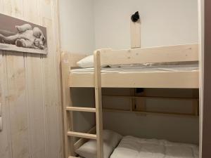 a bunk bed in a small room at Studio avec piscine pour 4 pers, animaux admis, Gourette - FR-1-860-49 in Gourette