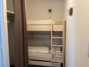 a bunk bed in a small room with a bunk bed in a closet at Appartement spacieux 8 pers, vue pistes, animaux admis, Gourette - FR-1-860-57 in Gourette +2 photos