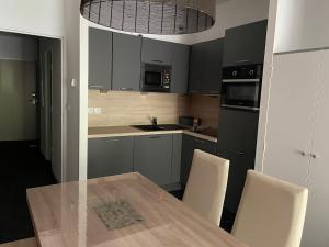 Η κουζίνα ή μικρή κουζίνα στο Studio 4 pers, piscine, animaux admis, Gourette - FR-1-860-52 +2 φωτογραφίες