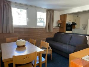 ein Wohnzimmer mit Sofa und Tisch in der Unterkunft Gourette : Studio Duplex 7 pers, Piscine & WIFI - FR-1-859-9 in Gourette