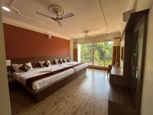 Ένα ή περισσότερα κρεβάτια σε δωμάτιο στο PARIJATHA INN