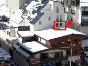 ein Gebäude mit Schnee auf dem Dach mit einem roten Pfeil in der Unterkunft Gourette : Studio Duplex 7 pers, Piscine & WIFI - FR-1-859-9 in Gourette