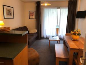 ein Wohnzimmer mit Sofa und Tisch in der Unterkunft Studio confort à Gourette pour 4 pers, animaux admis - FR-1-859-15 in Gourette