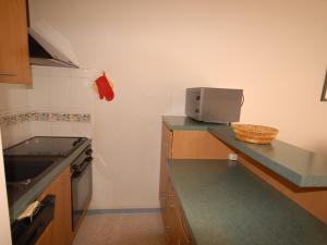 eine Küche mit einer Arbeitsplatte mit Mikrowelle in der Unterkunft Studio confort à Gourette pour 4 pers, animaux admis - FR-1-859-15 in Gourette