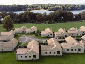 Una vista aérea de una gran finca con casas. en Holiday home- Free Water Park Access, en Middelfart