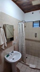 ティルカラにあるMonoambiente Tilcaraの洗面台とシャワー付きのバスルーム +34枚の写真