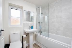 a bathroom with a toilet and a sink and a shower at Central Coventry Stay, 3BR, Sleeps 9, Free Parking in Canley