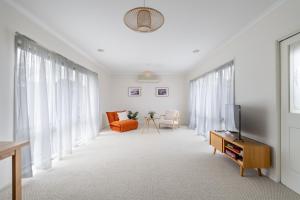 Μια τηλεόραση ή/και κέντρο ψυχαγωγίας στο Bright & Spacious Getaway on Powell Street