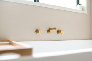 Ένα μπάνιο στο Bright & Spacious Getaway on Powell Street +35 φωτογραφίες