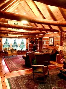 ein Wohnzimmer mit Möbeln in einem Blockhaus in der Unterkunft Gorgeous Private Cottage Rental in the Black Hills of South Dakota in Nemo