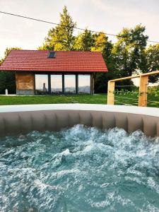 ein Wasserpool mit einem Haus im Hintergrund in der Unterkunft Holiday home in Trebelno - Dolenjska & Bela krajina (Unter- & Weißkrain) 54728 in Šmarjeta
