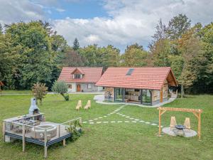 eine Luftaufnahme eines Hauses mit einem Spielplatz in der Unterkunft Holiday home in Trebelno - Dolenjska & Bela krajina (Unter- & Weißkrain) 54728 in Šmarjeta