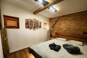 ein Schlafzimmer mit einem Bett mit zwei schwarzen Handtüchern darauf in der Unterkunft Holiday home in Trebelno - Dolenjska & Bela krajina (Unter- & Weißkrain) 54728 in Šmarjeta + 31 Fotos