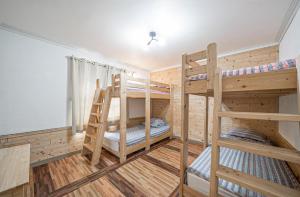 a room with two bunk beds in a house at 너랑나랑 게스트하우스 in Seogwipo