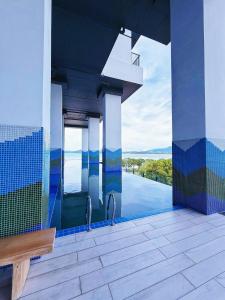 Bazén v ubytování Bay Suites Home by Sea海的家 1018 nebo v jeho okolí