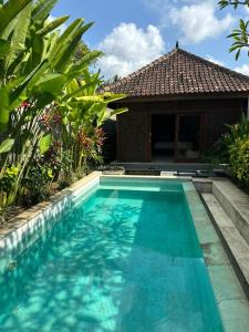 een zwembad voor een villa bij Villa Sage Bali in Darmasaba