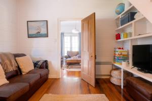 TV a/nebo společenská místnost v ubytování Lumsden Cottage Dolls House