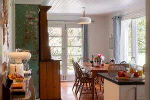 Kuchyň nebo kuchyňský kout v ubytování Lumsden Cottage Dolls House