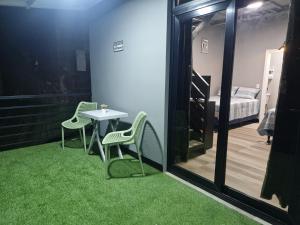 コマヤグアにあるCasabelaの椅子2脚とテーブル1台付きの部屋、ベッドルーム1室が備わる客室です。