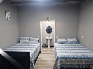 コマヤグアにあるCasabelaのベッドが2つと洗面台がある部屋