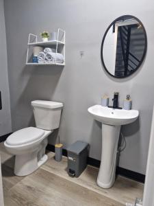 コマヤグアにあるCasabelaのトイレ、洗面台、鏡のあるバスルーム