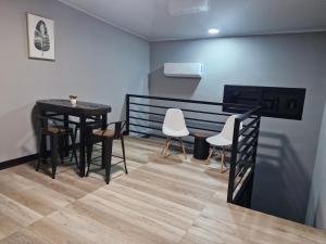 コマヤグアにあるCasabelaの部屋の中にテーブルと椅子があるダイニングルーム +3枚の写真