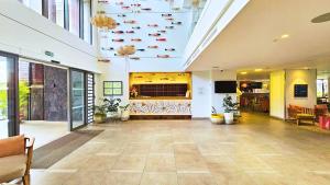 Ocean - Pool - BBQ - Resort - 3 Ensuite - Grand Baie في غراند بايَ: ردهة مبنى مع أحذية على السقف +74 صورة