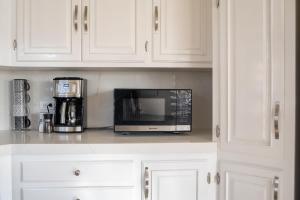 a microwave sitting on a counter in a kitchen at Beautiful Home at Ensenada 3BR at DT BBQ GRILL in Ensenada